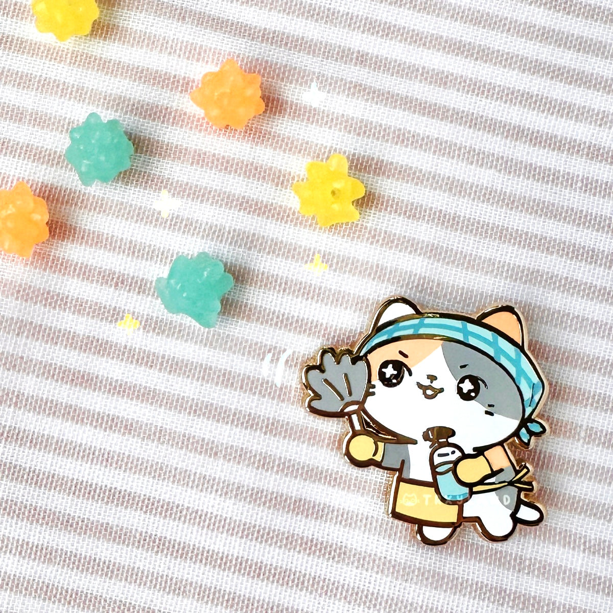 Spring-cleaning Kitty Pin